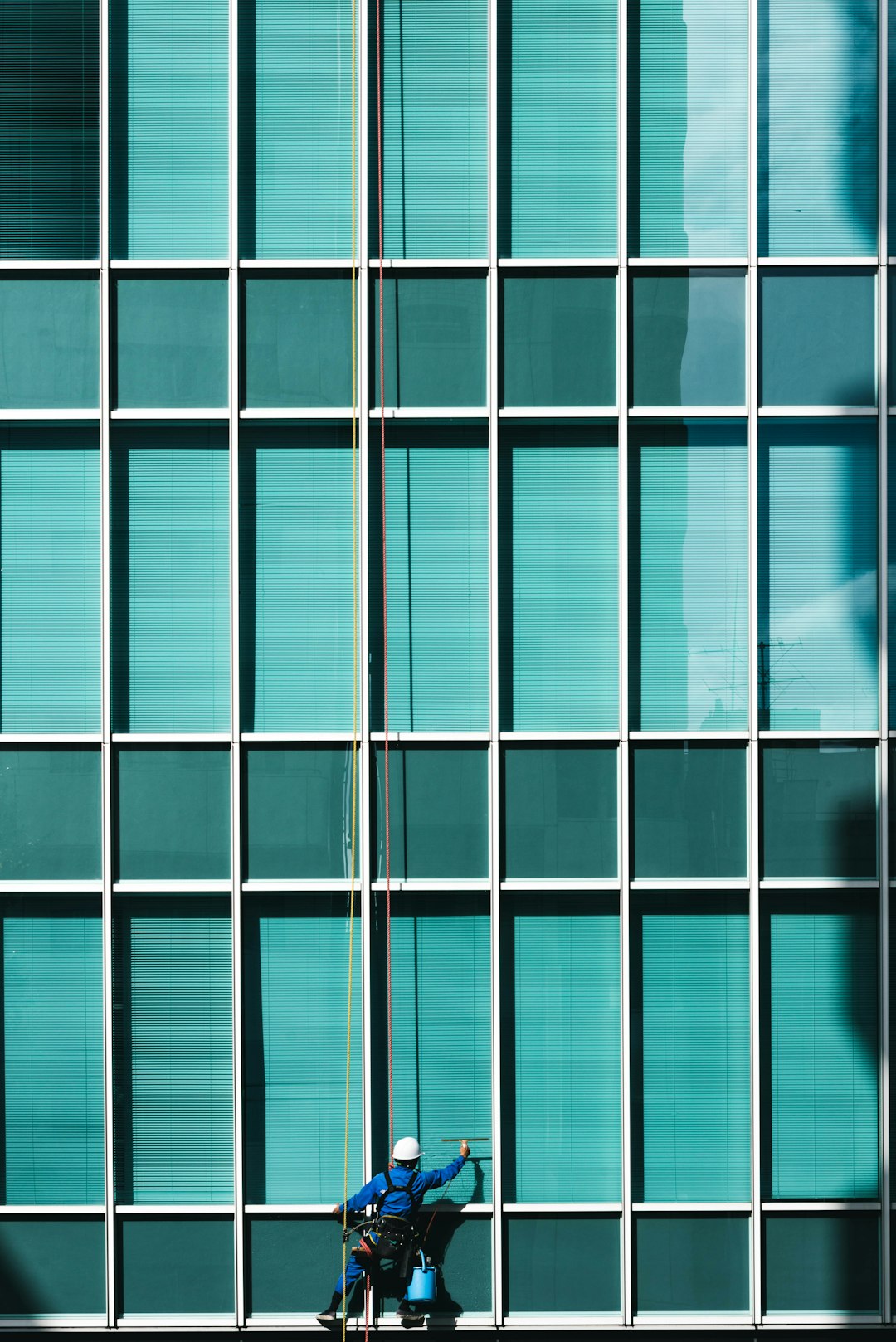 why-choose-us the man cleaning windows